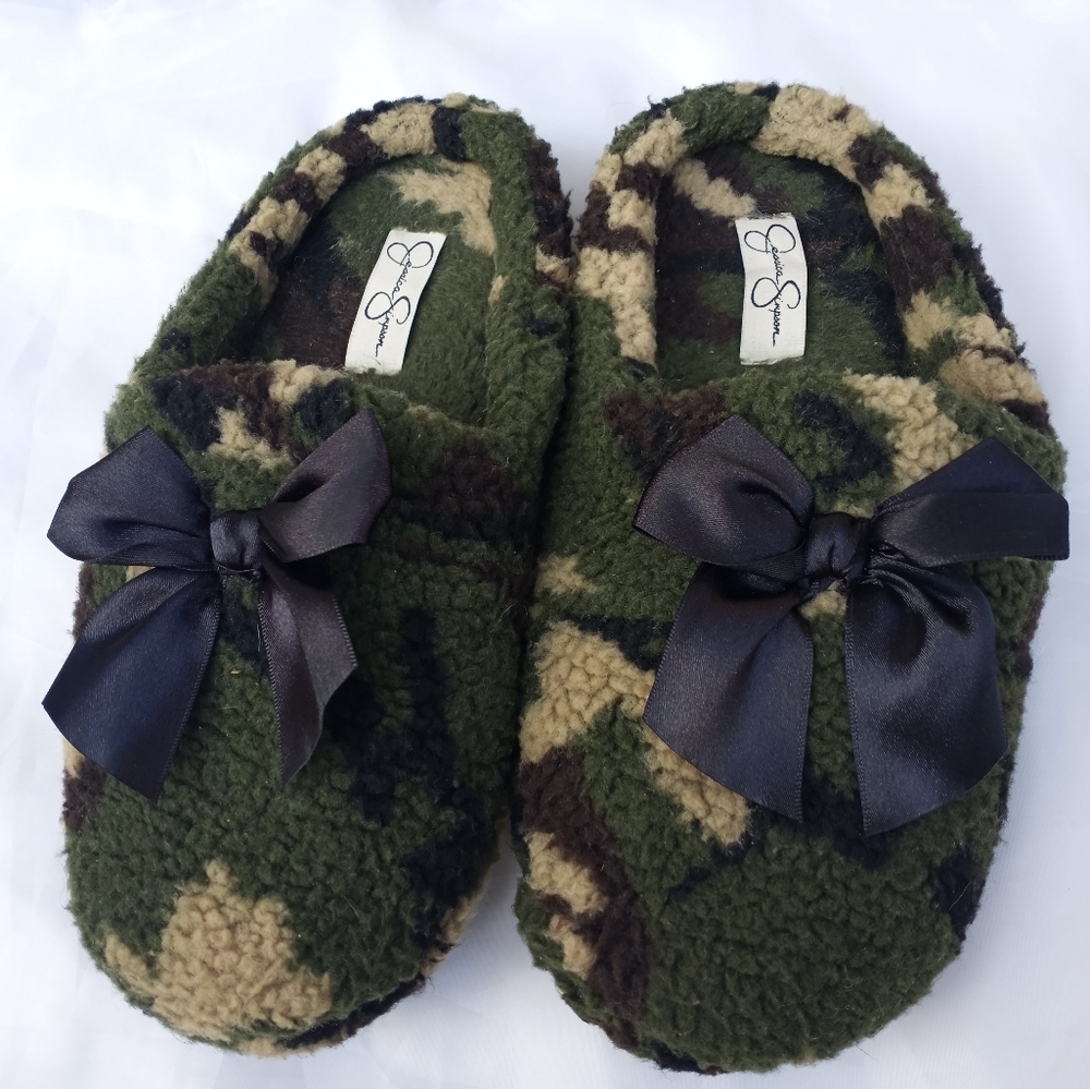 Jessica Simpson Camo slippers XL 9-10